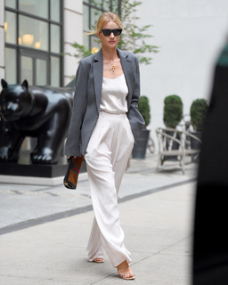 Rosie Huntington-Whiteley feet photo thumbnail