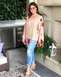 Lisa Robertson feet photo thumbnail