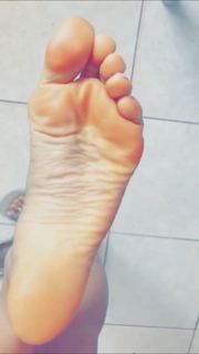 Alaine Crissiê feet photo thumbnail