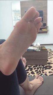 Alaine Crissiê feet photo thumbnail