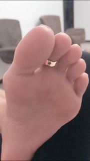 Alaine Crissiê feet photo thumbnail