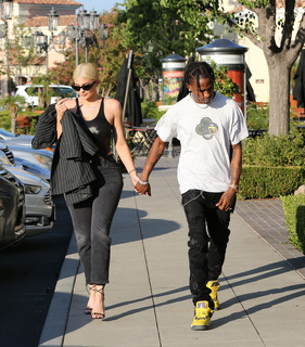 Kylie Jenner feet photo thumbnail