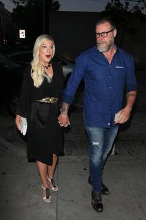 Tori Spelling feet photo thumbnail