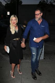Tori Spelling feet photo thumbnail