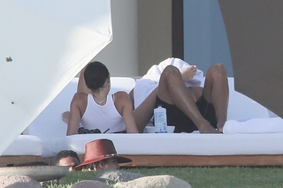 Kendall Jenner feet photo thumbnail