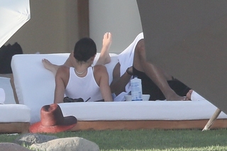 Kendall Jenner feet photo thumbnail