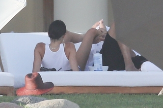 Kendall Jenner feet photo thumbnail