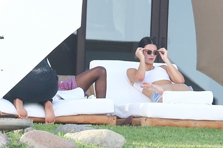 Kendall Jenner feet photo thumbnail