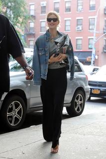 Rosie Huntington-Whiteley feet photo thumbnail