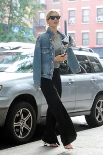 Rosie Huntington-Whiteley feet photo thumbnail