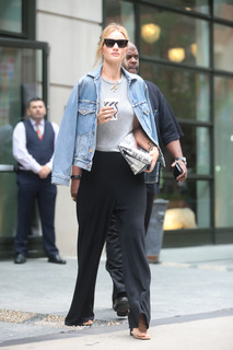 Rosie Huntington-Whiteley feet photo thumbnail