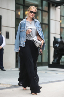 Rosie Huntington-Whiteley feet photo thumbnail