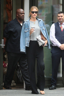 Rosie Huntington-Whiteley feet photo thumbnail