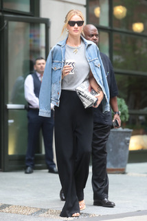 Rosie Huntington-Whiteley feet photo thumbnail