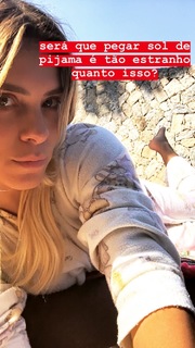 Carolina Dieckmann feet photo thumbnail