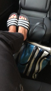 Carolina Dieckmann feet photo thumbnail