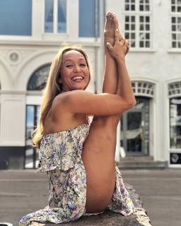 Kino MacGregor feet photo thumbnail