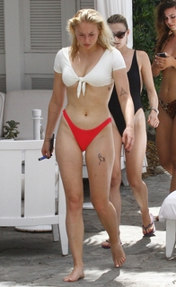 Sophie Turner feet photo thumbnail