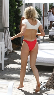 Sophie Turner feet photo thumbnail