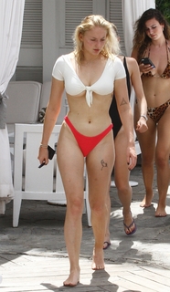 Sophie Turner feet photo thumbnail