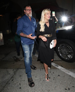 Tori Spelling feet photo thumbnail