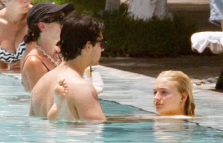 Sophie Turner feet photo thumbnail