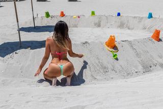 Claudia Romani feet photo thumbnail