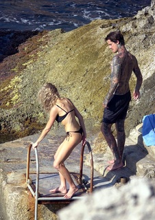 Charlotte McKinney feet photo thumbnail