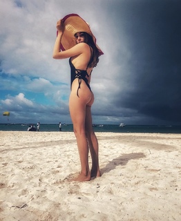 Xenia Tchoumitcheva feet photo thumbnail