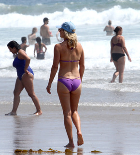 Ali Larter feet photo thumbnail
