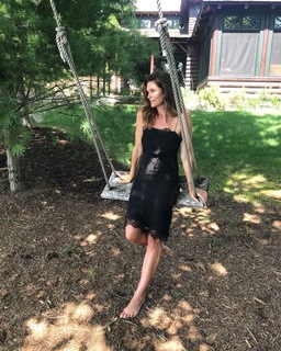 Cindy Crawford feet photo thumbnail