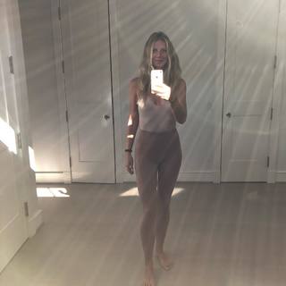 Gwyneth Paltrow feet photo thumbnail