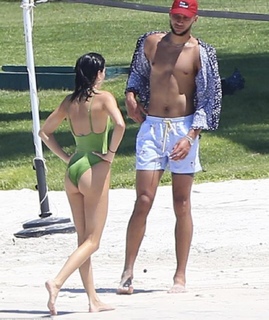 Kendall Jenner feet photo thumbnail