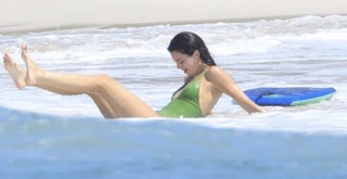 Kendall Jenner feet photo thumbnail