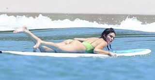 Kendall Jenner feet photo thumbnail