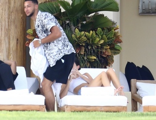Kendall Jenner feet photo thumbnail