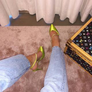 Kylie Jenner feet photo thumbnail