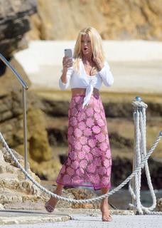 Victoria Silvstedt feet photo thumbnail