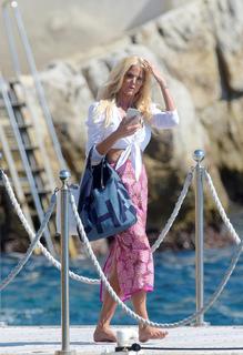 Victoria Silvstedt feet photo thumbnail