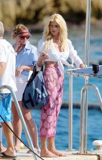Victoria Silvstedt feet photo thumbnail