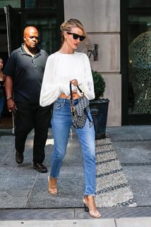 Rosie Huntington-Whiteley feet photo thumbnail