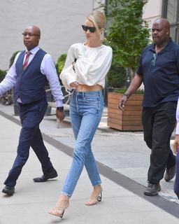 Rosie Huntington-Whiteley feet photo thumbnail