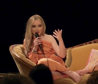 Sabrina Carpenter feet photo thumbnail