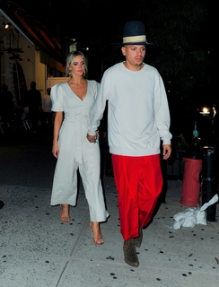 Ashlee Simpson feet photo thumbnail