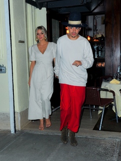 Ashlee Simpson feet photo thumbnail