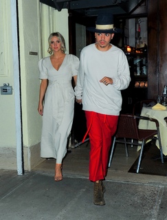 Ashlee Simpson feet photo thumbnail