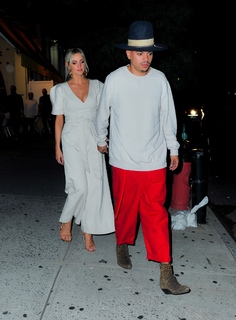 Ashlee Simpson feet photo thumbnail