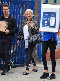 Denise Van Outen feet photo thumbnail