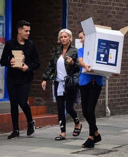 Denise Van Outen feet photo thumbnail