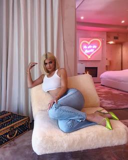 Kylie Jenner feet photo thumbnail